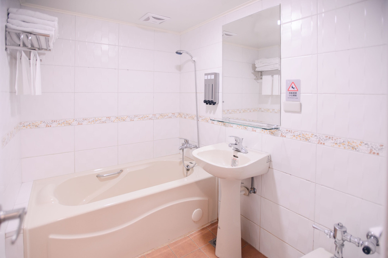Bathroom 3, Kiwi Express Hotel - Taichung Station Branch 10, Taichung