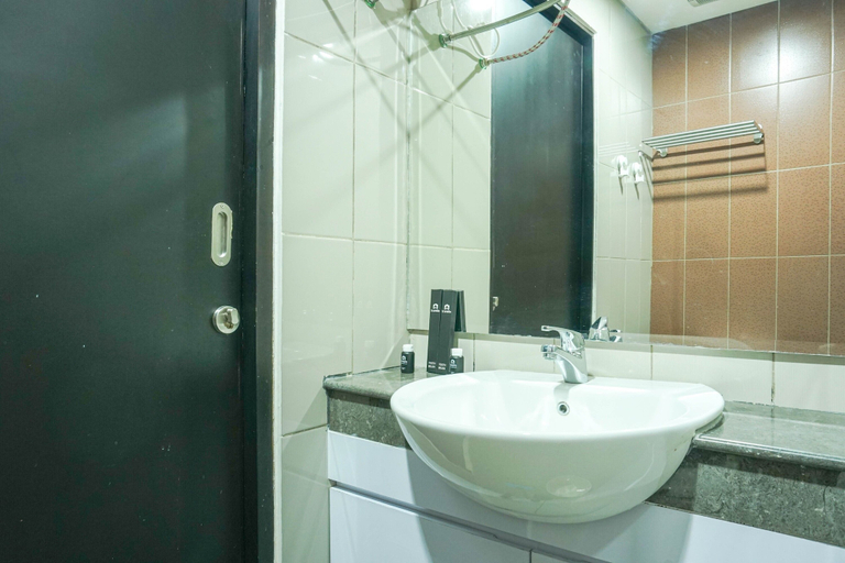 Bathroom, Cozy Minimalist 2BR with City View at Atlanta Apartment, Depok