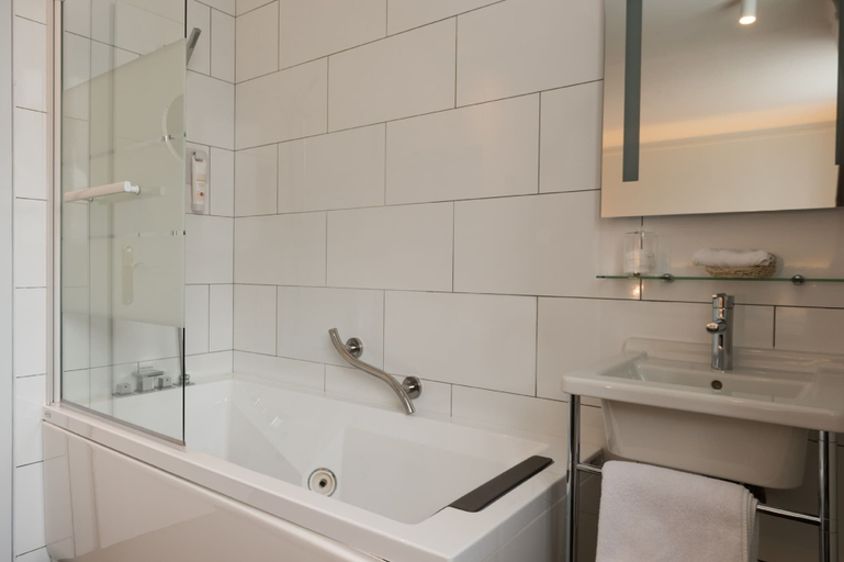 Bathroom 4, The Originals Boutique, Hôtel Auberge du Forgeron, Lille Sud, Nord