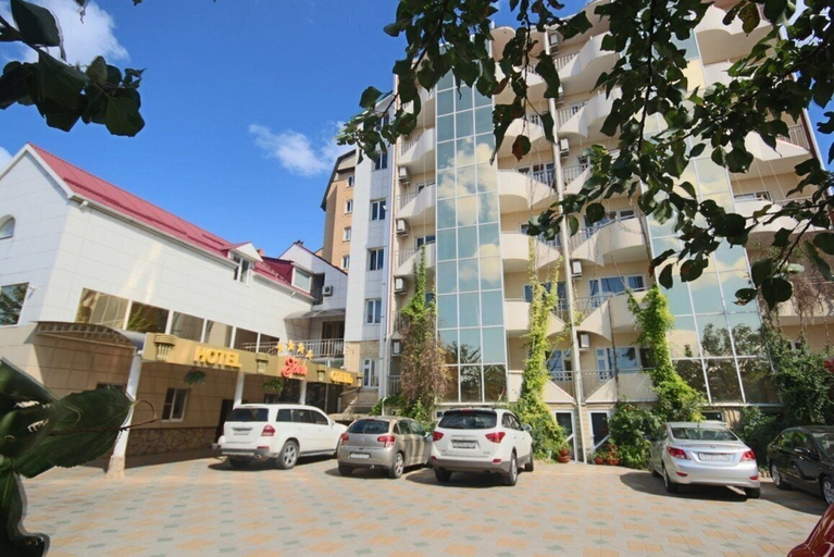 Exterior & Views
