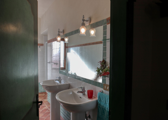Bathroom 3, Trebbiolo, Florence