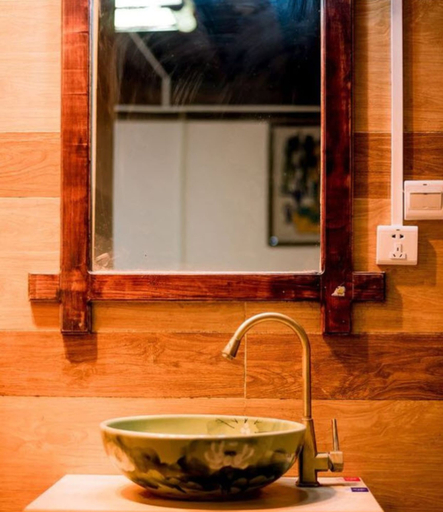 Bathroom 5, Lijiang shuimuxiquan Inn, Lijiang