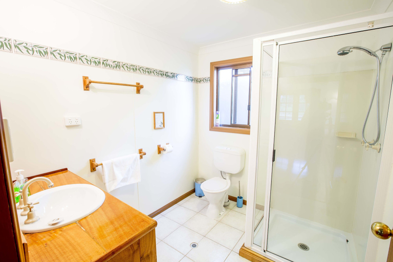 Bathroom 3, Wisteria Cottage and Cabins, Stanthorpe