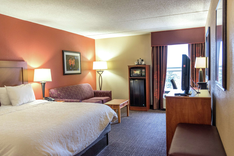 Bedroom 3, Hampton Inn Muskegon, Muskegon