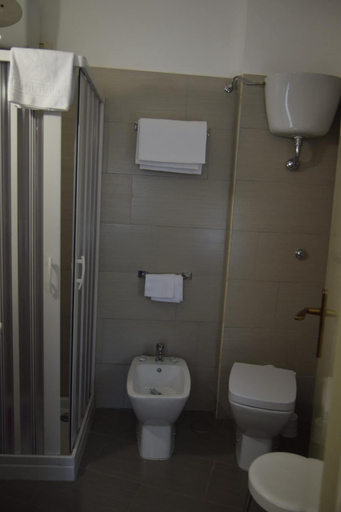 Bathroom 4, Albergo del Sole, L'Aquila