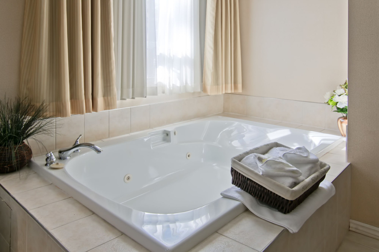 Bathroom 5, Travelodge by Wyndham Trenton, Hastings