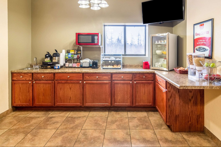 Food & Drinks 5, Econo Lodge Cadillac, Wexford