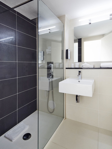 Bathroom 4, Kyriad Meaux, Seine-et-Marne