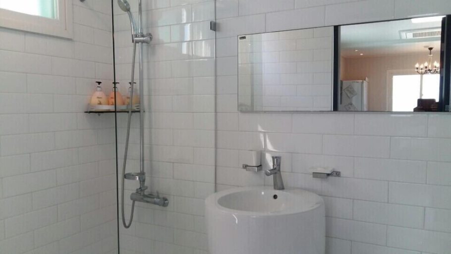 Bathroom 4, Picasso Hotel, Donghae