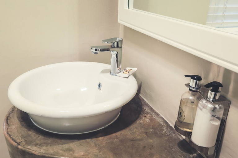 Bathroom 4, Nottingham Road Hotel, Umgungundlovu