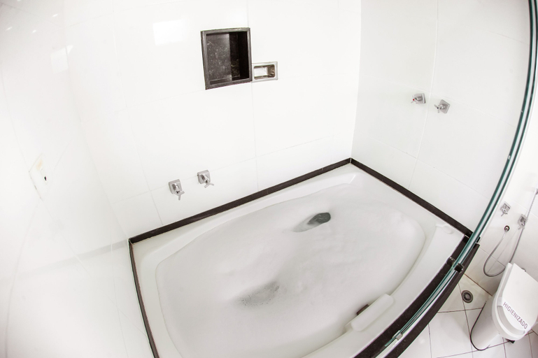 Bathroom 4, London Hotel, Londrina