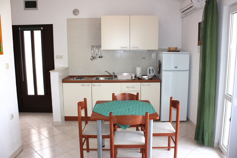 Others 5, Apartment VIZ, Pag