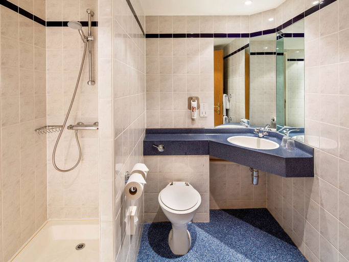 Bathroom 4, Wellingborough Hotel, Northamptonshire