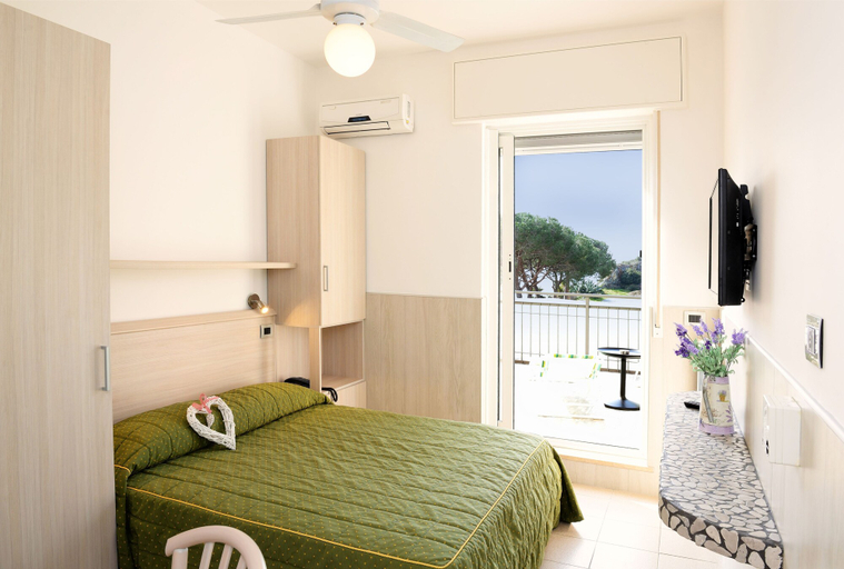 Bedroom 3, Hotel Puntabella, Savona