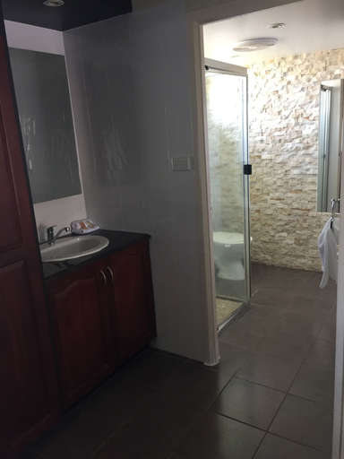 Bathroom 5, Country Plaza Motor Inn, Mackay - Pt A