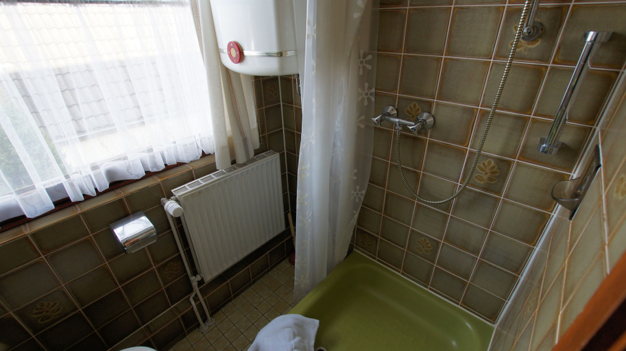 Bathroom 3, Hotel Dorfkrug Büsum - Altbauteil, Dithmarschen