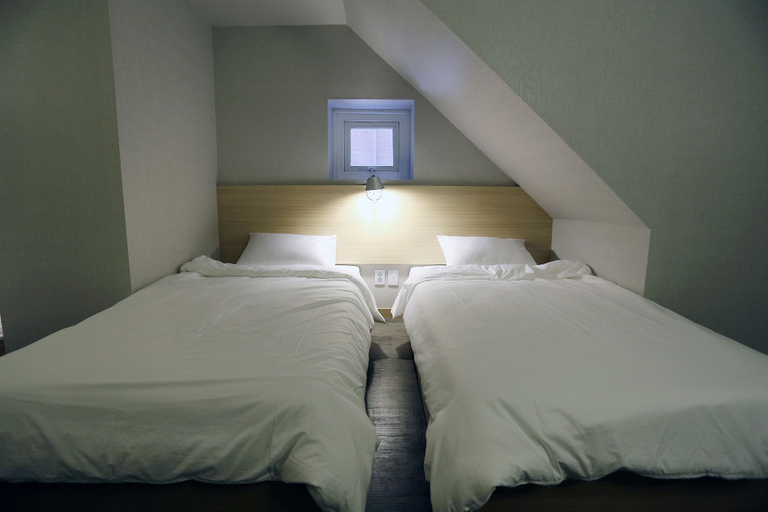 Bedroom 3, Hotel 8 Hours, Jung