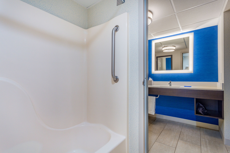Bathroom 5, Holiday Inn Express RAMSEY-MAHWAH by IHG, Bergen