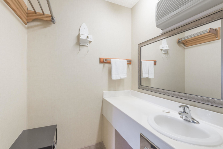Bathroom 4, Howard Johnson by Wyndham Hartford South – Rocky Hill, Hartford