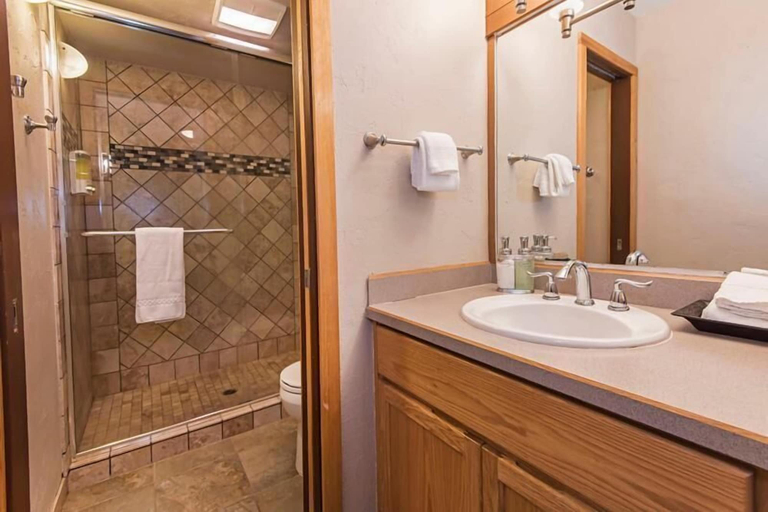 Bathroom 4, Ski House 203/204 Combo, Deschutes