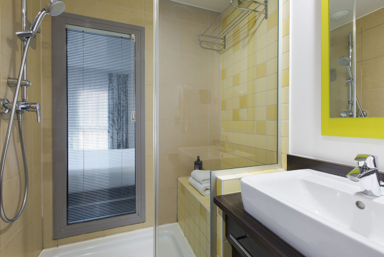 Bathroom 5, ibis Styles Nice Vieux Port, Alpes-Maritimes