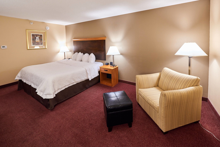 Bedroom 2, Hampton Inn Massillon, Stark