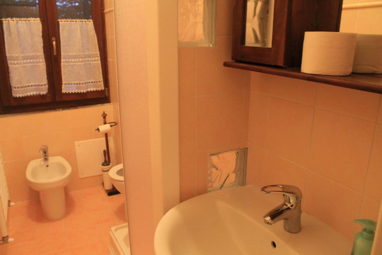 Bathroom 5, La Loggetta, Viterbo