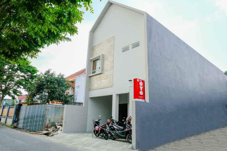 Exterior & Views 1, OYO 1595 Javas Guest House, Malang