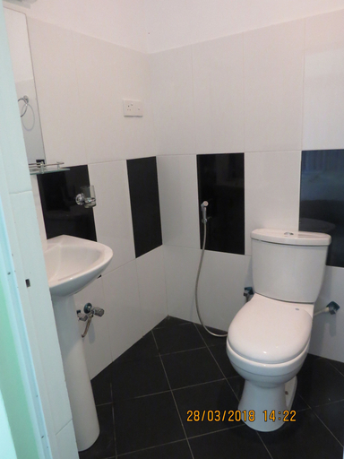 Bathroom 3, Sinharaja Birder's Lodge, Kalawana