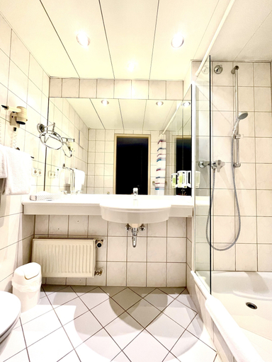 Bathroom 4, Mercure Hotel Plaza Magdeburg, Magdeburg