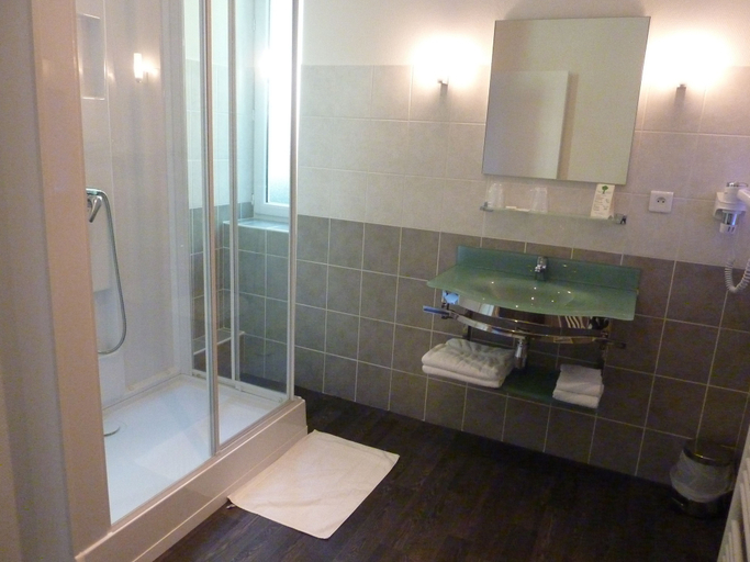 Bathroom 4, Hôtel de la Plage, Haute-Loire