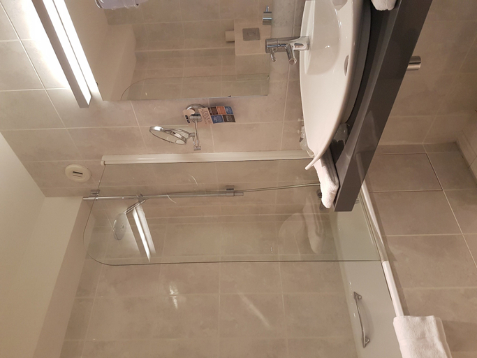 Bathroom 5, Hotel Kyriad Saumur, Maine-et-Loire