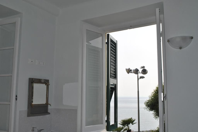 Bathroom 5, Al Piccolo Scoglio - Room & Breakfast, Genova