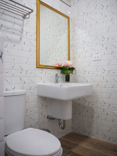Bathroom 5, The Luna Hostel, Pulau Phuket