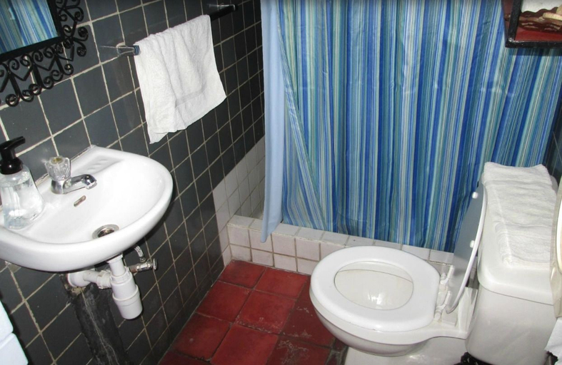 Bathroom 3, Posada Belen Museo Inn, ZONA 1