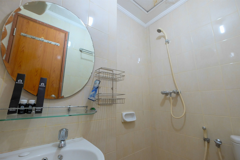Bathroom 2, Cozy 1BR Mediterania Boulevard Apartment, Central Jakarta