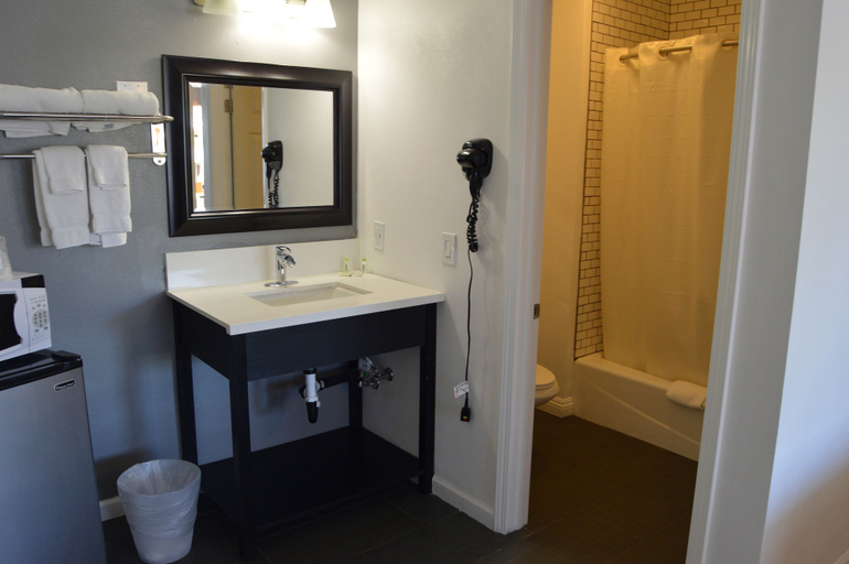 Bathroom 5, Musicland Hotel, Riverside
