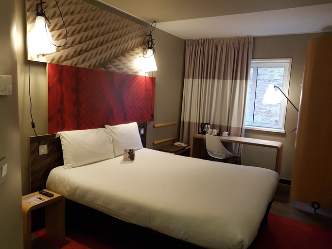 Bedroom 4, ibis Sheffield City, Sheffield