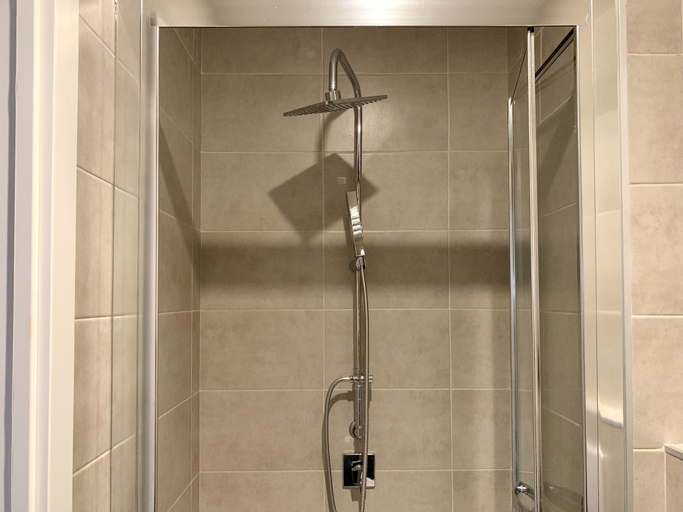 Bathroom 5, Stromboli, Milano