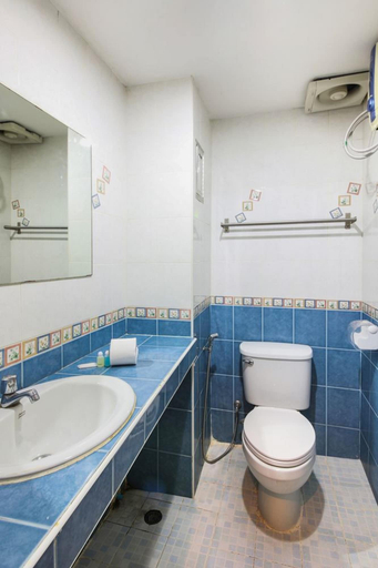 Bathroom, Roar Inn Patong, Phuket Island