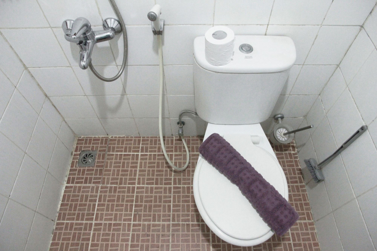 Bathroom 5, Comfortable 2BR Mutiara Bekasi Apartment By Travelio, Bekasi