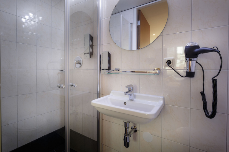 Bathroom 5, Amsterdam Downtown Hotel, Amsterdam