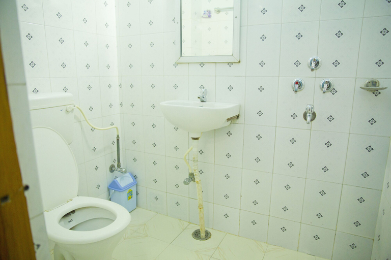 Bathroom 5, Hotel Ganesha, Varanasi