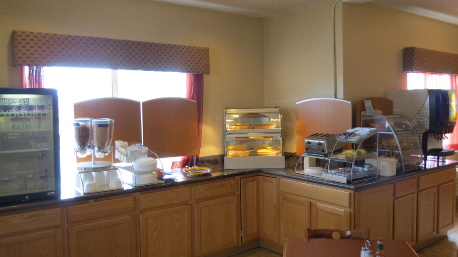 Food & Drinks 5, Baymont Inn & Suites by Wyndham, Navajo