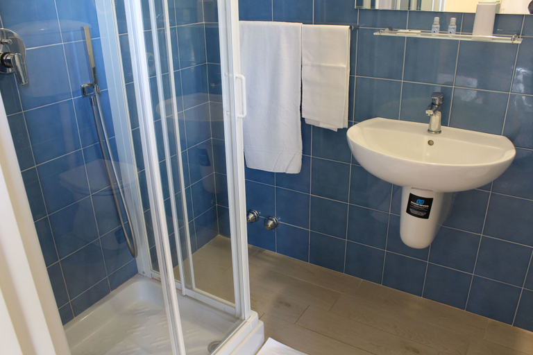 Bathroom 4, Hotel Luca, Lucca
