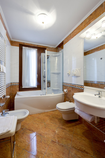 Bathroom 5, Hotel Al Vivit, Venezia