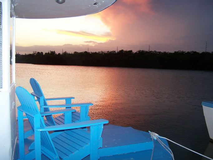 Floating Sea Cove Resort & Marina, Monroe