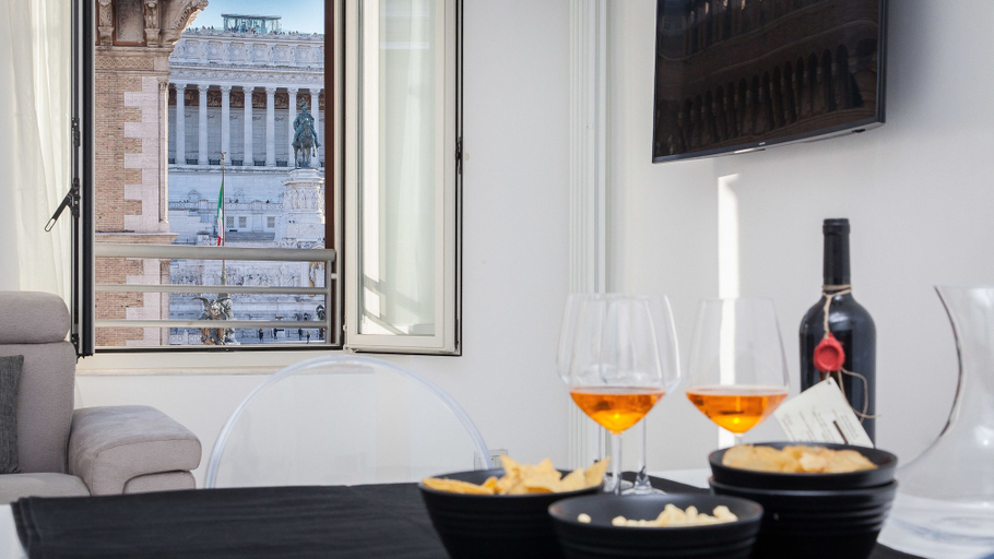 Food & Drinks, Rental In Rome Piazza Venezia View Luxury Apartments, Roma