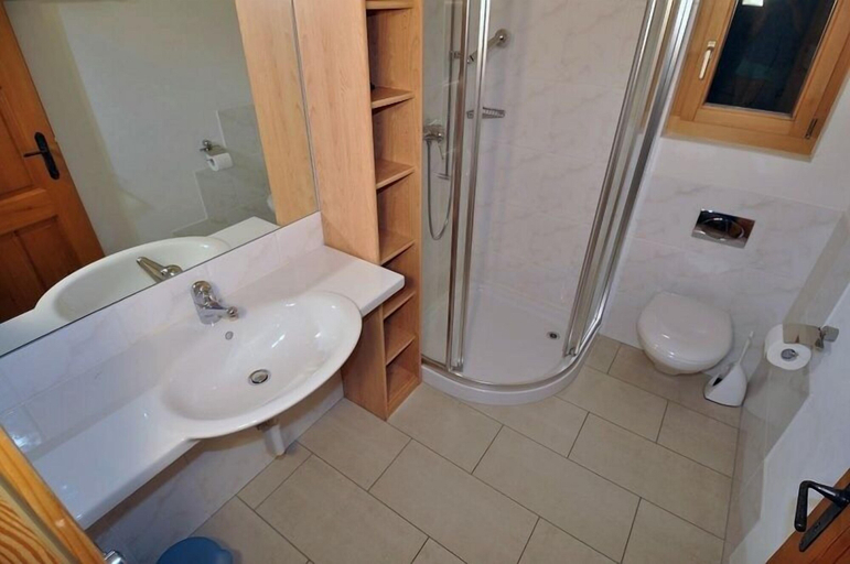 Bathroom, Sunnenstrahl EG, Raron