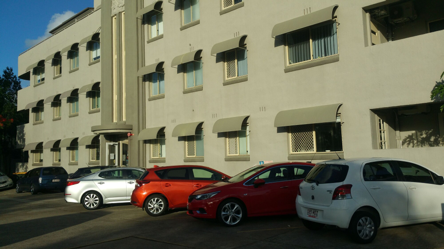Hampton Court Apartments, Clayfield